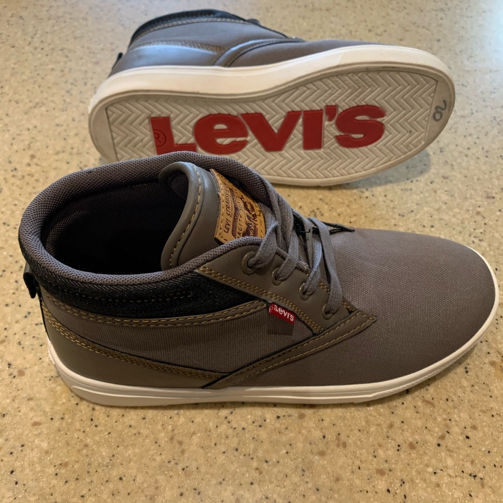 *LIKE NEW** 🍁 Boy's Levi's Canvas Hi-Tops